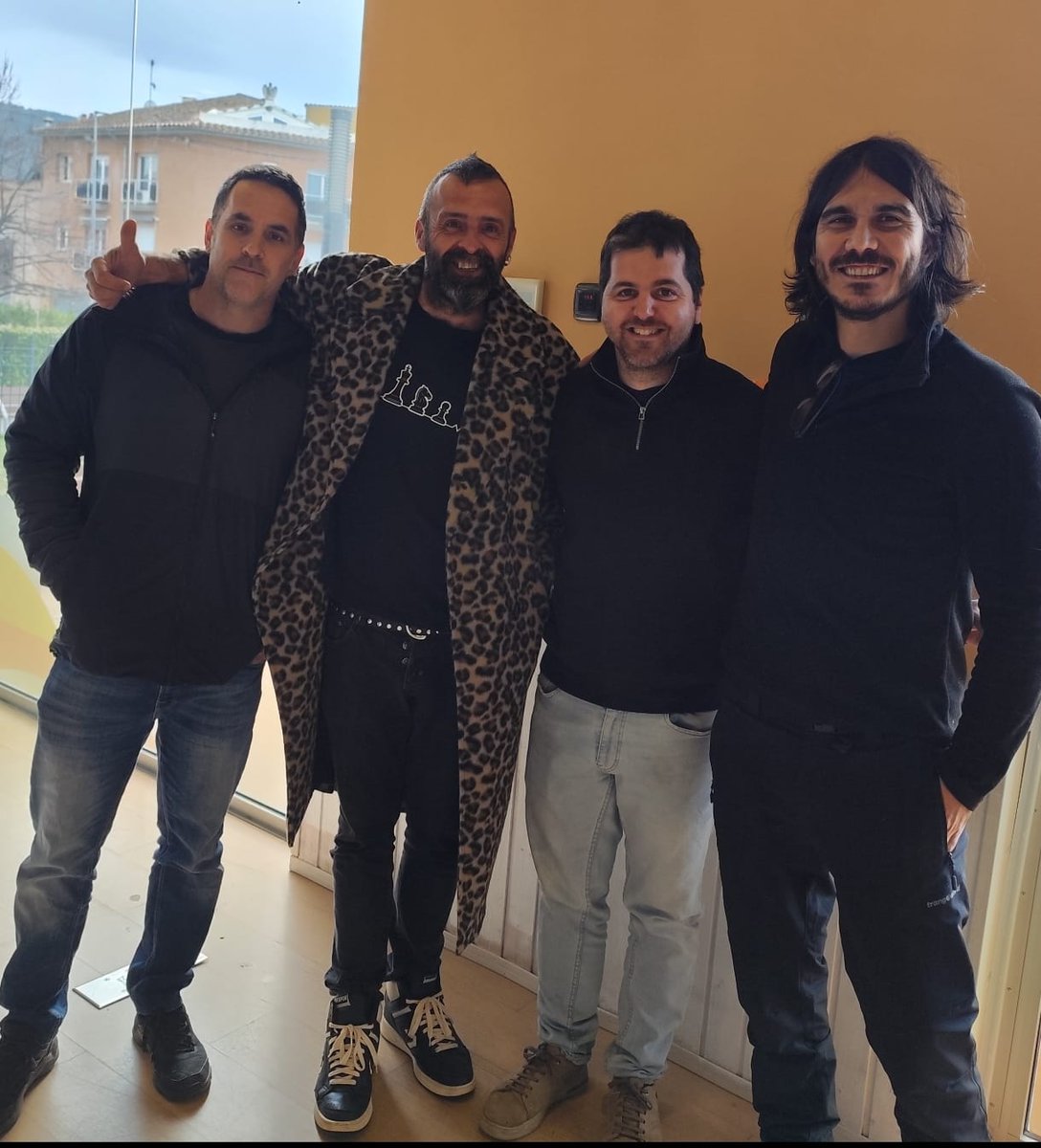 Estrena en #LligaEscacs del nou club, el Sant Julià de Ramis. 
El 22è club gironí (comptem només els que tenen jugadors actius). 
Fan cara de "malotes" però augurem que faran feina a la 3a Gironina.
Escacs i rock&amp;roll!

<a href="/escacs_cat/">Federació Catalana d'Escacs</a> #SantJuliaDeRamis
#Escacs <a href="/jordidiazcomas/">Jordi Diaz Comas</a>
