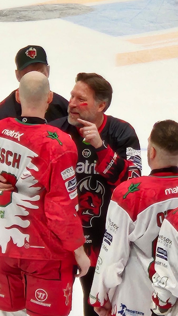 Wonder what <a href="/Tacosteve10/">Steve King</a> was telling Busch 🤔😂