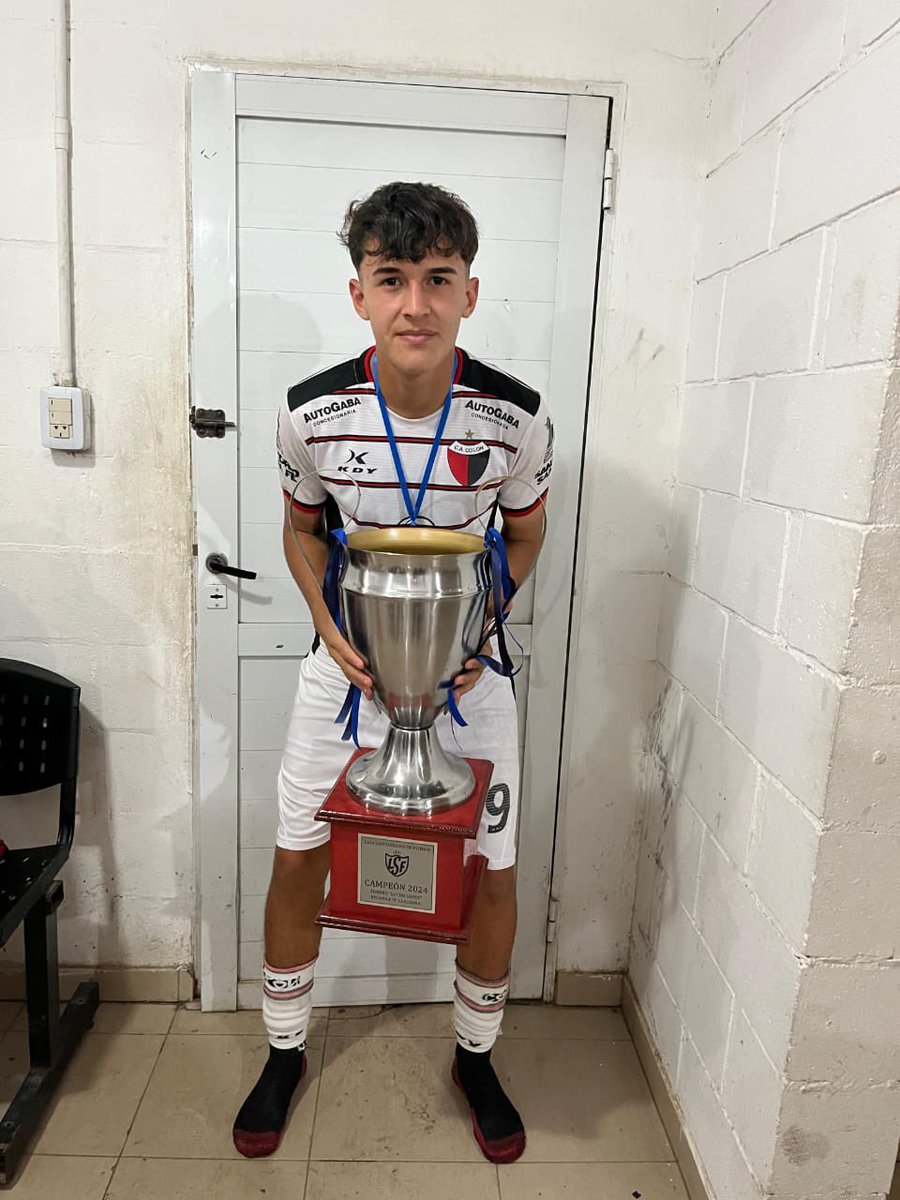 JaviiDeSimone21's tweet photo. Les presento a Matias Cordoba. 17 años, típico 9 de área. El año pasado en el Selectivo de #Colón: 14 goles en 30 partidos jugados. Las apuestas a futuro están en las inferiores del club y no hay que gastar un peso. Campeón de Liga Santafesina y Campeón con su categoría en AFA. https://t.co/YzRkvmKJTQ