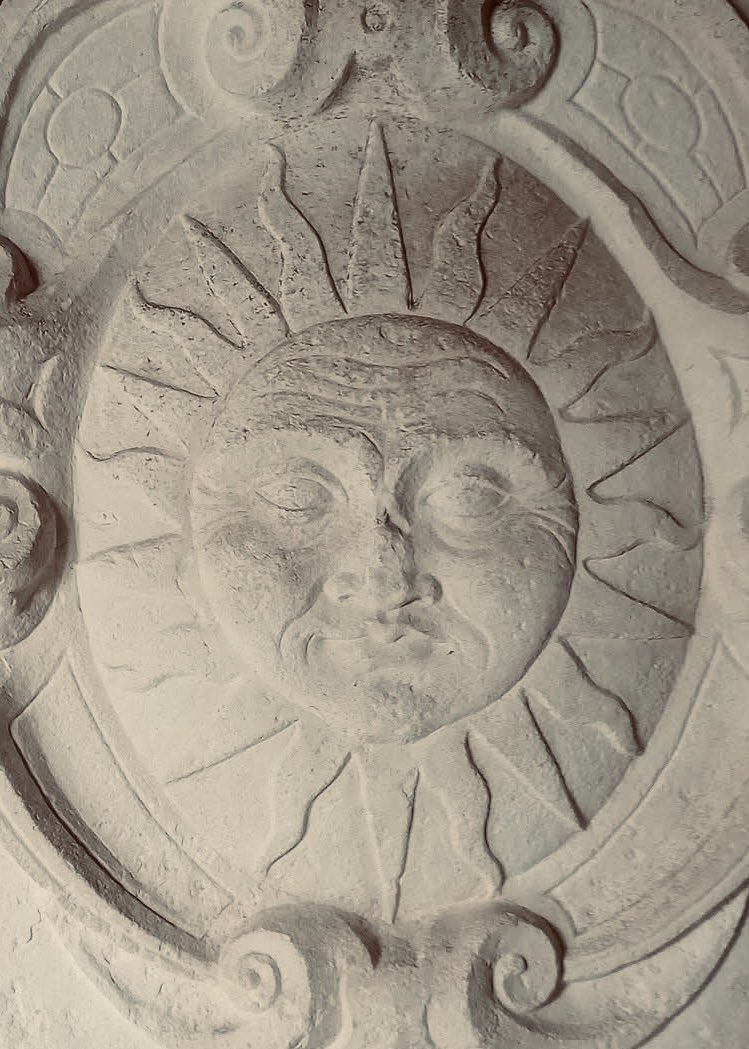 Astigi, Civitas Solis Vocabitur Una. 

(Écija, sólo una será llamada Ciudad del Sol)

Relieve renacentista del Sol, escudo de la ciudad de Écija, realizado en el siglo XVI. Museo Histórico Municipal de Écija.