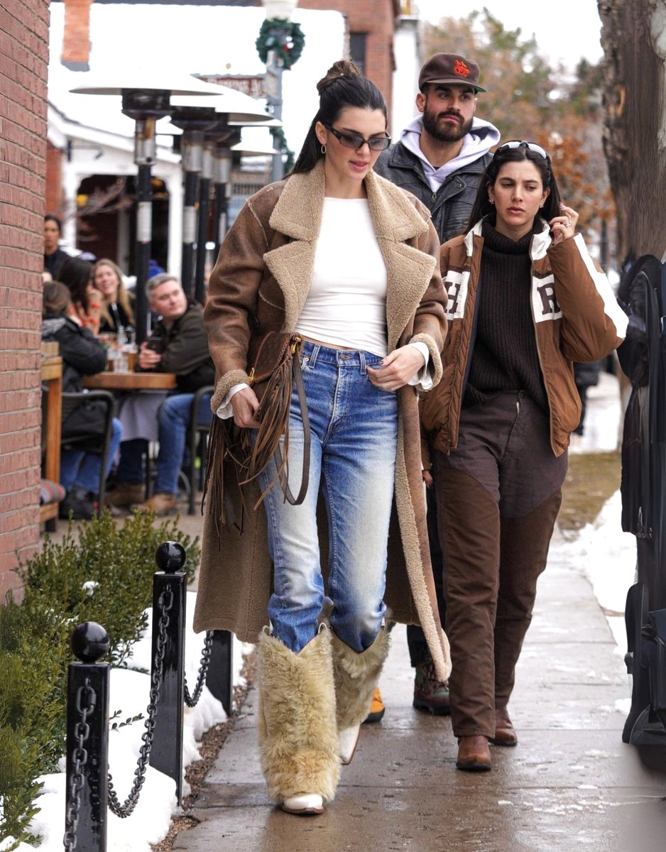 knddall's tweet photo. kendall’s outfits in aspen never disappoint https://t.co/Y4JLnj48h3