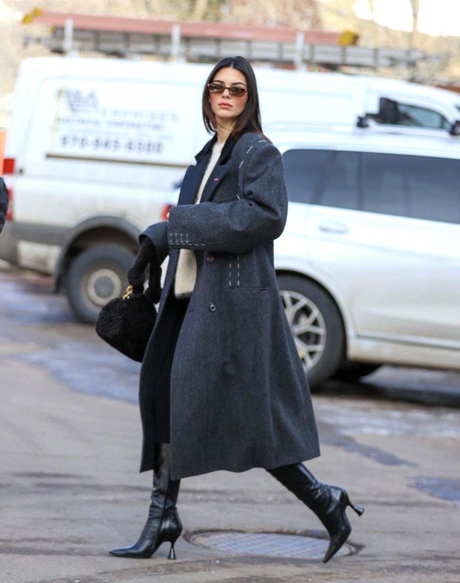 knddall's tweet photo. kendall’s outfits in aspen never disappoint https://t.co/Y4JLnj48h3