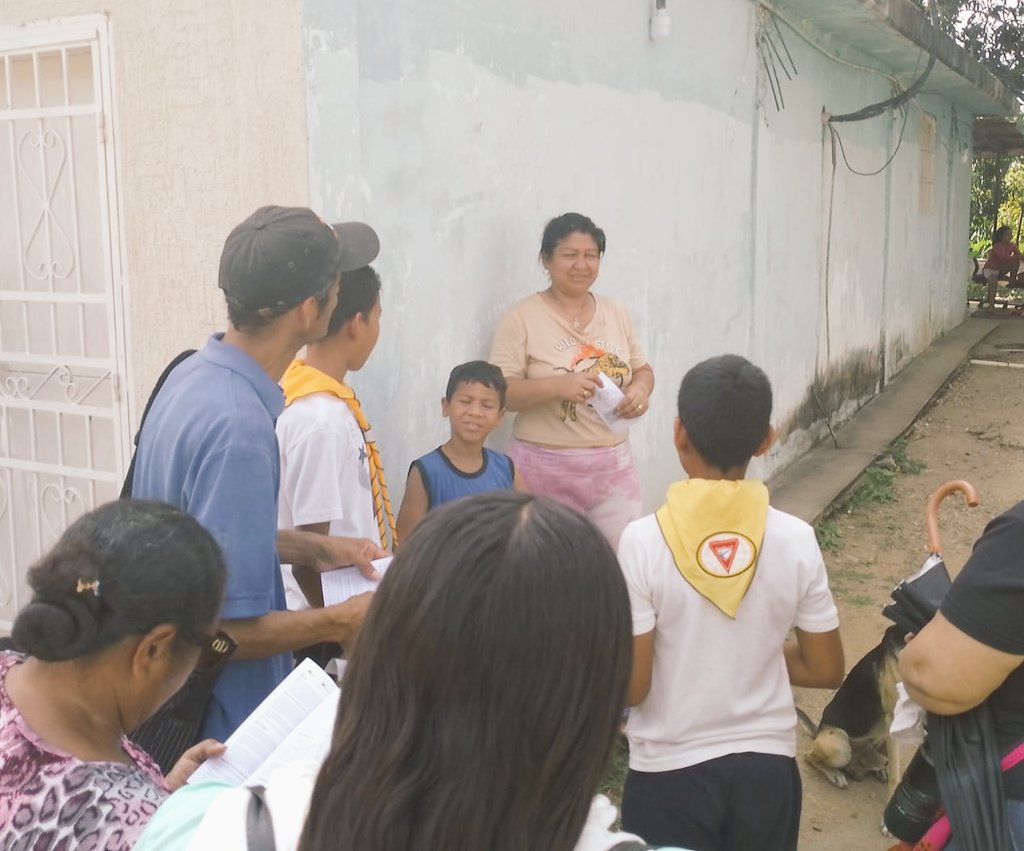 DttoBarcelonaII's tweet photo. Adultos y chicos de la Iglesia El Eneal, Barcelona, visitando los hogares de la calle 5, del Sector Las Torres y la Carretera Amarilla, con tips de salud y los 8 remedios naturales. Domingo 19-ene 2025. Tocando vidas para Jesús. A Dios sea Gloria 🙏 https://t.co/yd7CPkDP5O