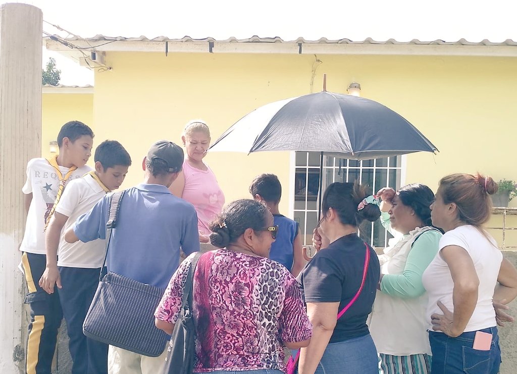 Adultos y chicos de la Iglesia El Eneal, Barcelona, visitando los hogares de la calle 5, del Sector Las Torres y la Carretera Amarilla, con tips de salud y los 8 remedios naturales. Domingo 19-ene 2025. Tocando vidas para Jesús. A Dios sea Gloria 🙏