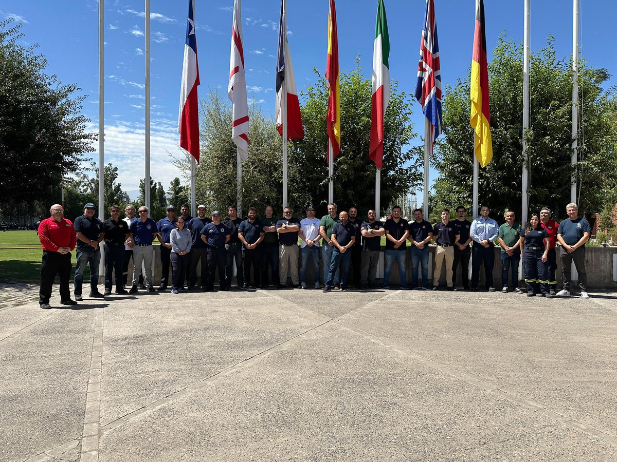 Comandantecbs's tweet photo. Durante este fin de semana, en el Campo de Entrenamiento “Máximo Humbser Zumarán”, los Comandantes, Capitanes, Tenientes e Inspectores del @cbsantiago realizamos satisfactoriamente el Curso Básico de Sistema de Comando de Incidentes (SCI). (1/2) https://t.co/lIaINHSh20
