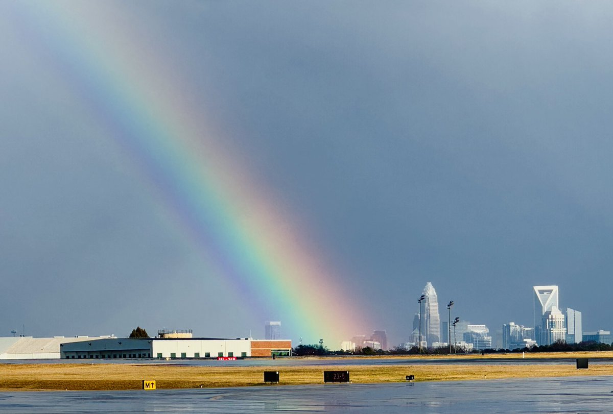 ebath00's tweet photo. Wacky weather day before the temps plummet tonight @wcnc @wsoctv @AlConklin @weatherchannel @theobserver @wxbrad @JenCarfagno @SpecNews1CLT @WCCBCharlotte #RoyGBiv #rainbow https://t.co/aarPjaEA13