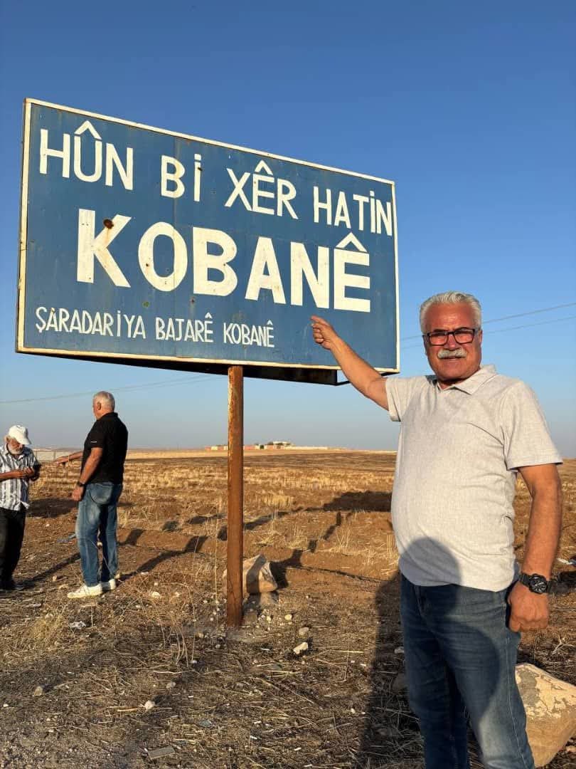 BeritanGns's tweet photo. Bavê Teyar ile vedalaşmak hiç kolay değil. Nazım, Cihan ve Menîce Heyder ile vedalaşmanın hiç kolay olmadığı gibi. Tişrin bombardımanında anne babasını kaybeden bebeğin vedası kadar zor çok zor. 
Tişrinde Kürt halkının 100 yıllık kaderi tekrarlansın isteniyor. Tişrinde yeni Roboskiler, Halepçeler , Gelîyê Zilanlar, Newala Qasabalar  tekerrür etsin isteniyor. Fırat kan aksın isteniyor. 
Fakat bu bilindik kanlı tarih karşısında bu kaderi mahkum etmek için ölümden büyüğüz diyen halk direniyor!  Tam 12 gündür tüm bombalamalara rağmen, işlenen tüm savaş suçlarına rağmen direniyor ! İşte Bu iradeye karşı gelmek kaçınılmaz bir biçimde tarihe mahkumiyettir. Nitekim bu irade yeni direniş türküleri yazıyor, özgür  bir tarih örüyor ! Kaybettiklerimizi ve gülüşlerini yedi kat çiçeklere sarıp sarmalayacağız! Asla unutmayacağız! Anıları mücadelemizi büyütecek !
#baveteyar 
#TisrinBarajı