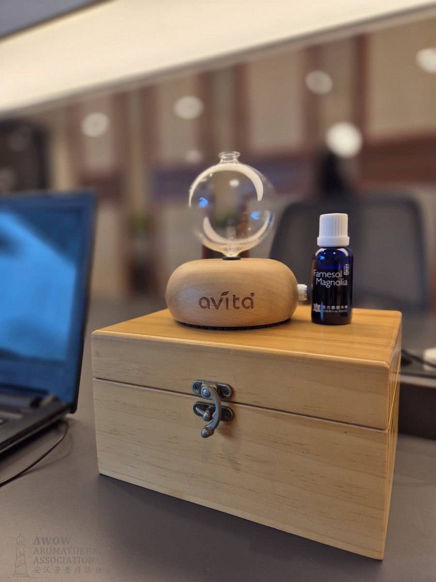 开工的第一天，先把环境优化，
精油加扩香仪 = 灭菌 + 净化环境 + 提升能量

The first day of work, 
start by optimizing the environment:
Essential oils + diffuser = sterilization + air purification + energy boost.