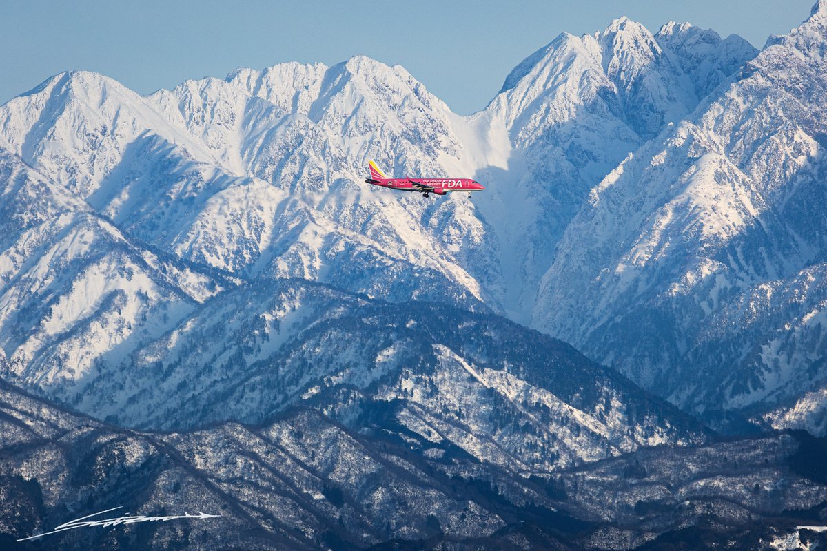 Yamakuma381's tweet photo. 富山空港に日帰りで撮影へ
立山連峰も眺望予報通りハッキリと見え、FDA機との美しいコラボを撮ることが出来た。
撮影時刻は16:10頃 メラメラも少なく、夕方の日差しが荒々しく尖った立山連峰の表情を引き立てていた。

RJNT/TOY
Fuji Dream Airlines E175STD JA03FJ
 #立山連峰 4K対応 https://t.co/oWb5CUh4Tb