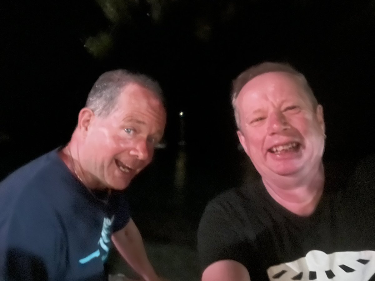 meindert64's tweet photo. Babbelend op Bonaire. De bro’s nemen vanaf hun benkske het afgelopen weekend door en blikken alvast vooruit naar aanstaande dinsdag. @MaschaPrins @RikElfrink https://t.co/qHPHd7Ou1L