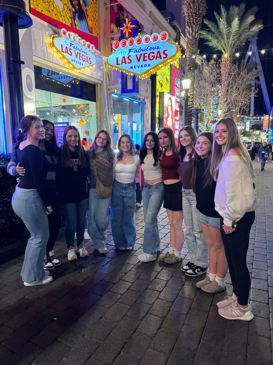 QuakesDailey's tweet image. Team bonding and sight seeing! Love how these girls support each other on and off the field. 
@nequakessb
@JosephineS80695 @cadence_b1029 @callieebert2027 @bryer_hancock @Maizey_Macke @addimshell @finnleyquick_3