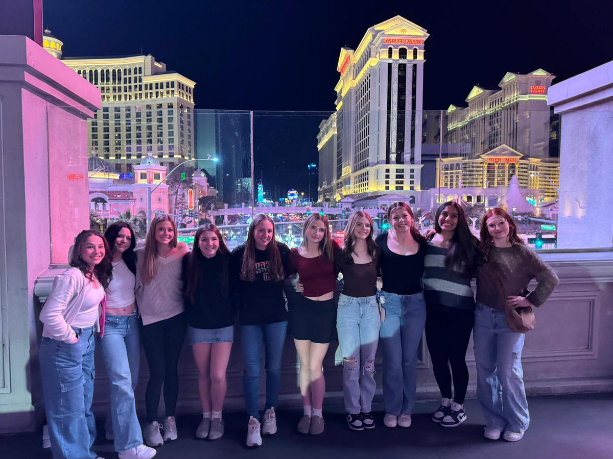 QuakesDailey's tweet image. Team bonding and sight seeing! Love how these girls support each other on and off the field. 
@nequakessb
@JosephineS80695 @cadence_b1029 @callieebert2027 @bryer_hancock @Maizey_Macke @addimshell @finnleyquick_3