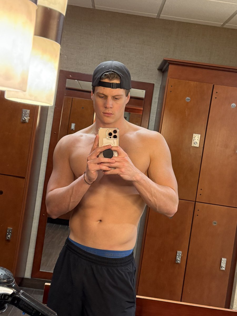 Kylecapener's tweet photo. Single. 6’9. Vegas. Likes tennis https://t.co/ssXwbDYc8L