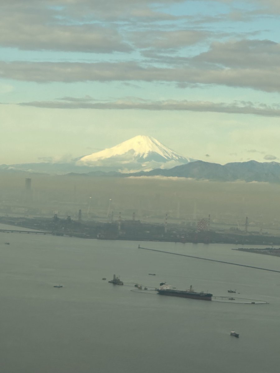 羽田空港着陸寸前に機上から見る、今朝の富士山🗻👍😊