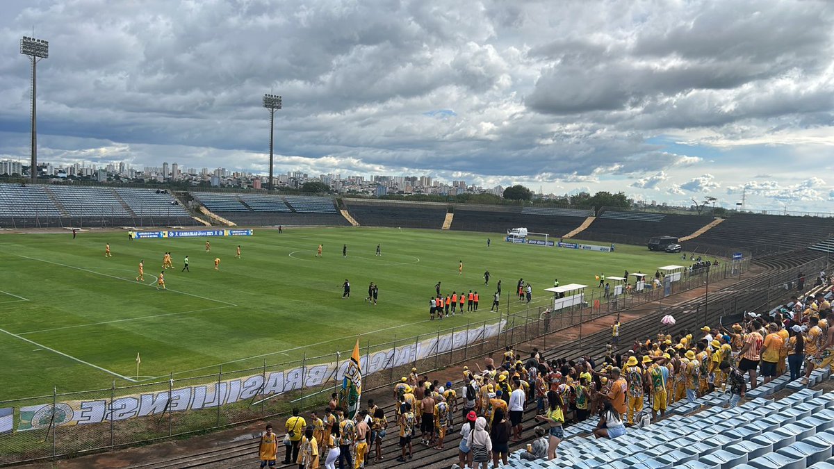 A real é que nosso rival está acabando, arquibancadas vazias - leva menos gente que o Ceilândia - e hoje precisa de dois times filiais pra se classificar no sufoco

QUE FASE