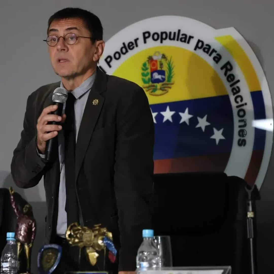 Cómplice, vividor, cínico e inhumano.

Ni todos los adjetivos en el diccionario pueden ser suficientes para describir la bajeza de este señor español.

Dando charlas de teoría política y DDHH en El Helicoide, a solo metros de donde están torturando a decenas de venezolanos