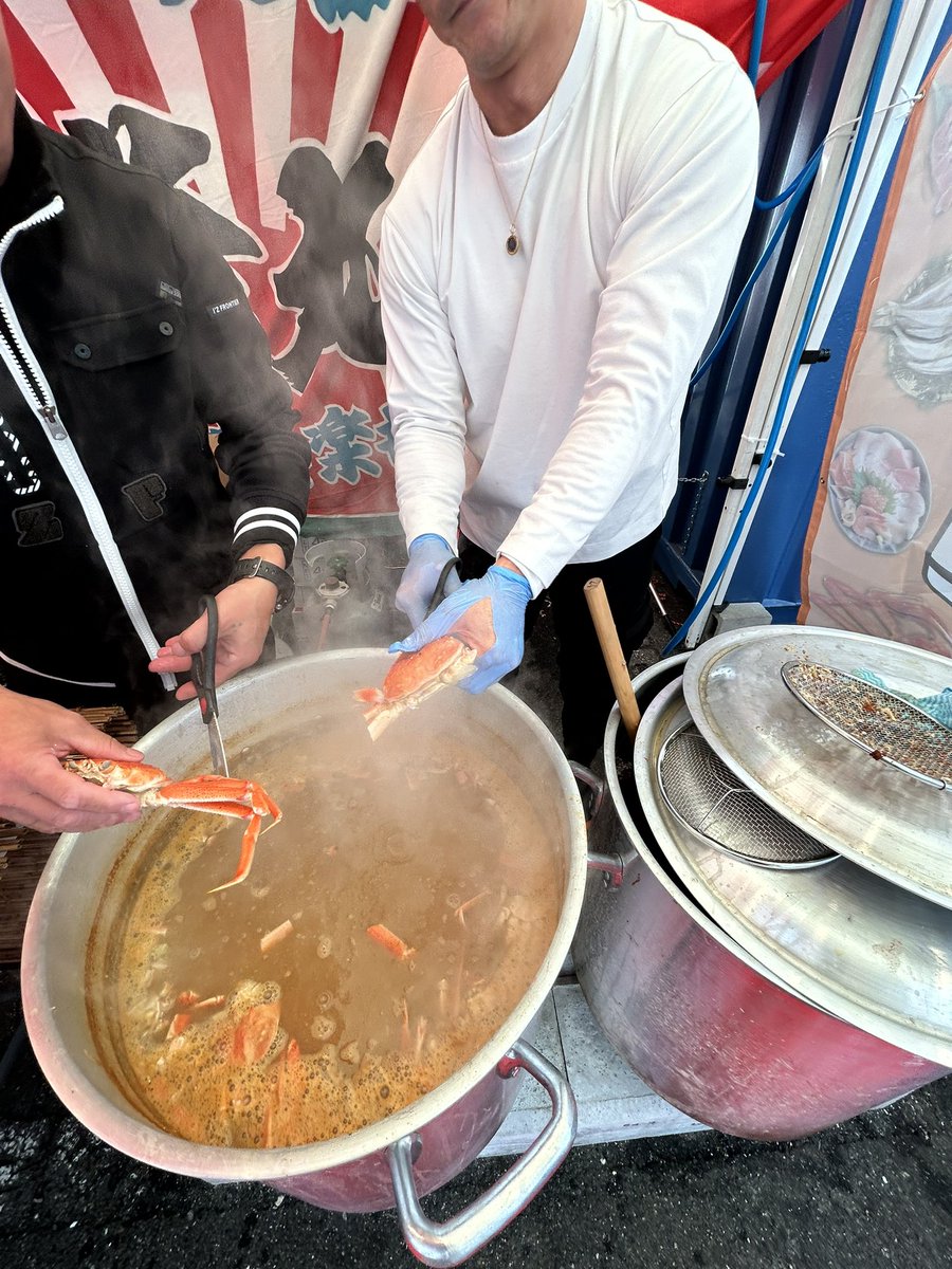 ZimamBananan's tweet photo. 奈良市西大寺南特設会場にて
能登を食べて応援イベント
奈良の鹿問題で活動中の
@hezuruy 君が来てくれた
初めて会ったけど、好印象
#能登復興支援　#出張炉端焼き　#加能カニ　#奈良市西大寺南 https://t.co/5isX4RS0o2