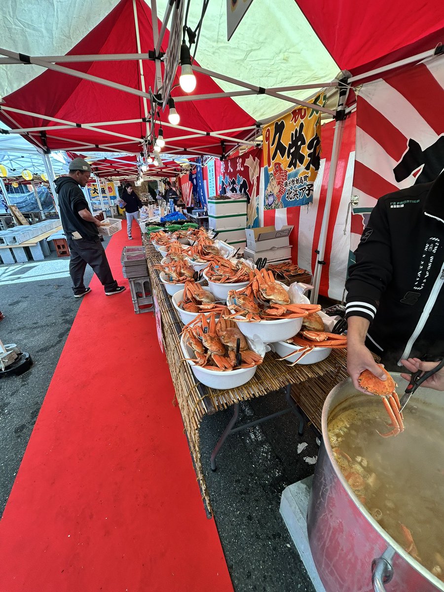 ZimamBananan's tweet photo. 奈良市西大寺南特設会場にて
能登を食べて応援イベント
奈良の鹿問題で活動中の
@hezuruy 君が来てくれた
初めて会ったけど、好印象
#能登復興支援　#出張炉端焼き　#加能カニ　#奈良市西大寺南 https://t.co/5isX4RS0o2