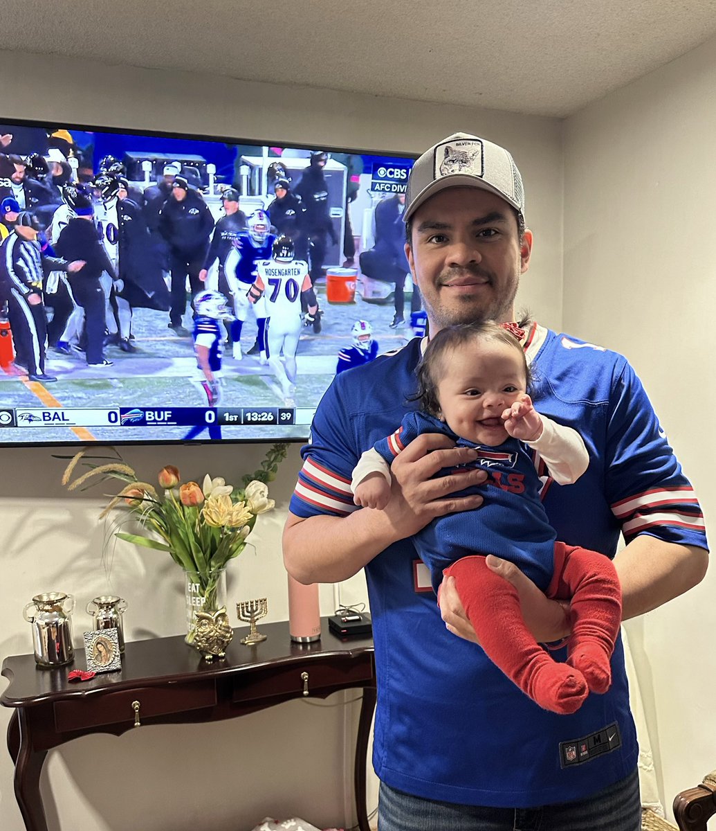 al_es_ma's tweet photo. Nueva integrante de #BillsMafia
Vamos @BuffaloBills! 
#NFLEnTelevisa #Durango #Mexico https://t.co/TBjxbLP5UZ