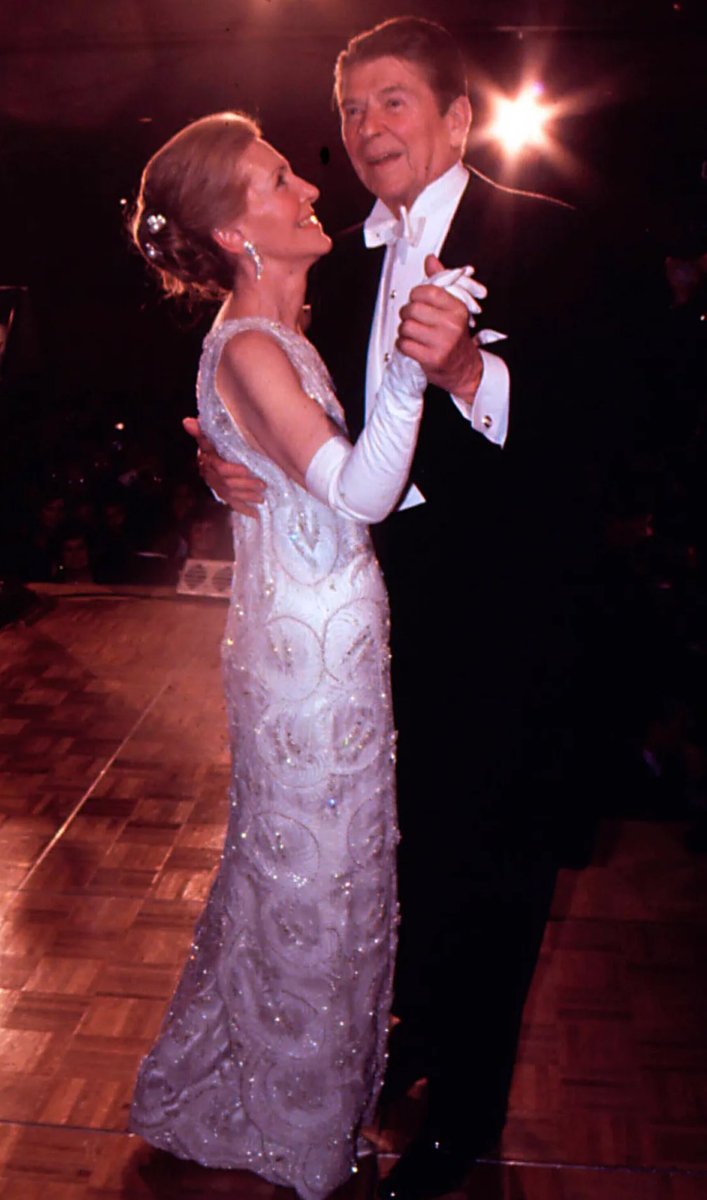 KDimitratos's tweet image. 7.Nancy Reagan (1981) set the tone for the 1980s with opulence and Hollywood flair. Her James Galanos white beaded gown radiated sophistication, aligning with her larger-than-life public image.

Look at these outfits. 
Nancy Reagan, style icon.