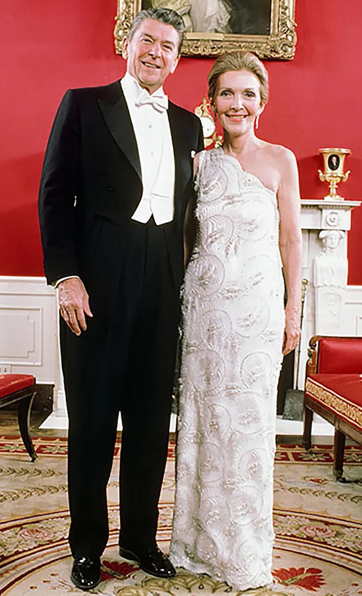 KDimitratos's tweet image. 7.Nancy Reagan (1981) set the tone for the 1980s with opulence and Hollywood flair. Her James Galanos white beaded gown radiated sophistication, aligning with her larger-than-life public image.

Look at these outfits. 
Nancy Reagan, style icon.