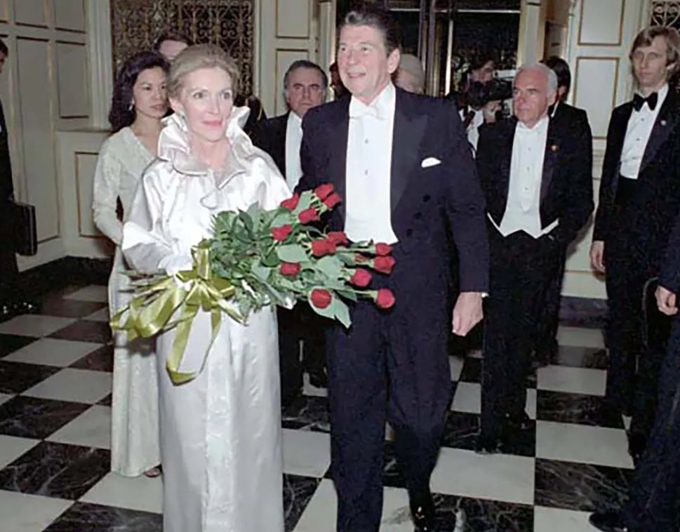 KDimitratos's tweet image. 7.Nancy Reagan (1981) set the tone for the 1980s with opulence and Hollywood flair. Her James Galanos white beaded gown radiated sophistication, aligning with her larger-than-life public image.

Look at these outfits. 
Nancy Reagan, style icon.
