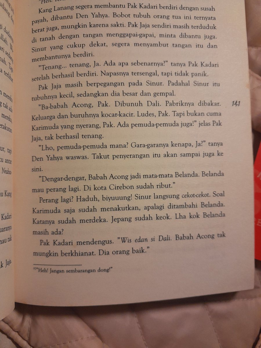 SENDER PLIS LIRIK BUKU INI😭😭 tentang pengarajin batik di masa penjajahan Belanda. 

Diceritakan masa itu pengrajin batik harus kejar-kejaran dengan penjajah dan harus survive di tengah polemik yg ada. 

Heran kenapa buku ini underrated ya, padahal seseru itu🥹 yuk baca.