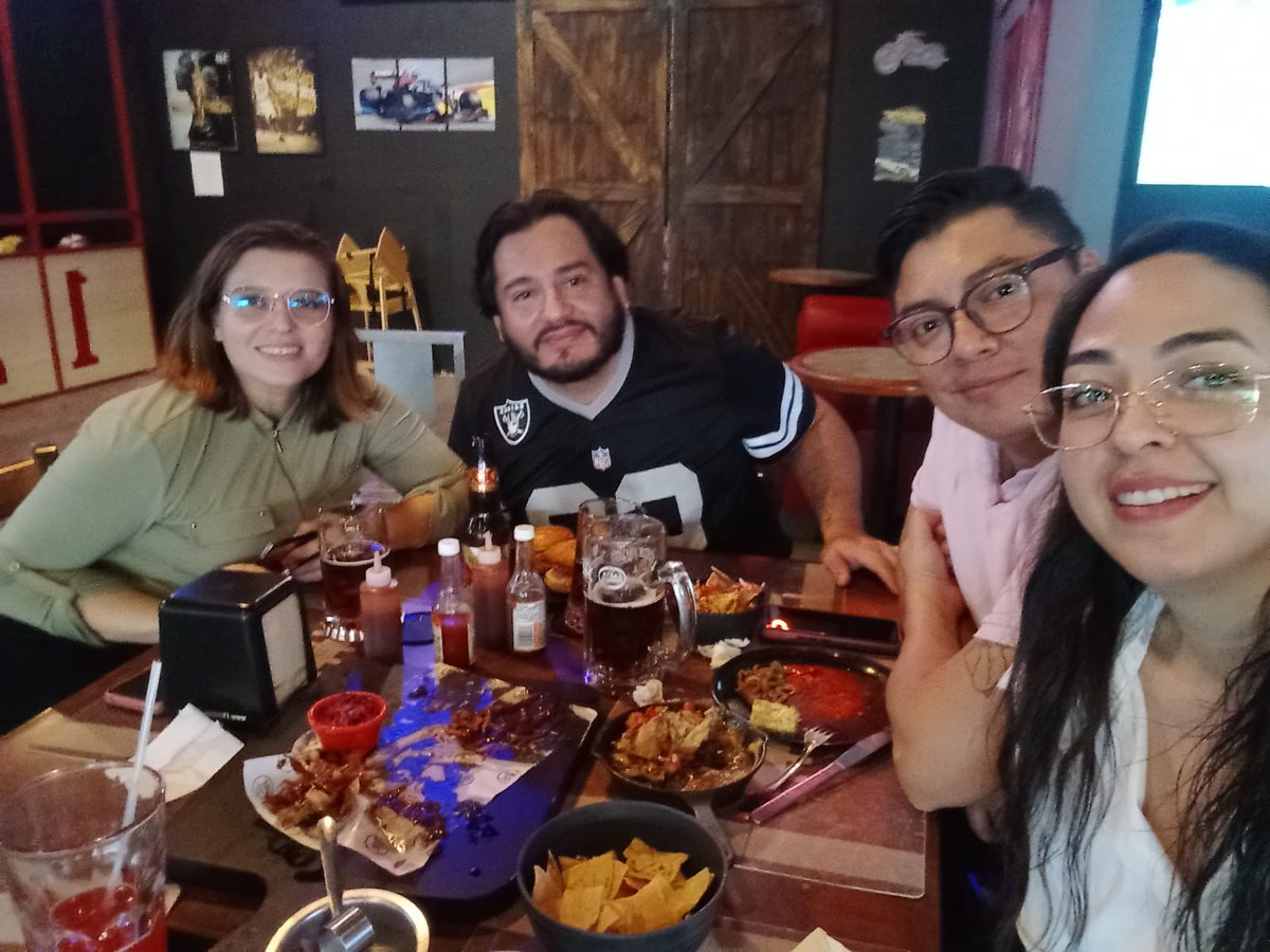 acluis's tweet photo. Disfrutando el Ravens vs Bills desde Tuxtla Gutiérrez en la mejor señal y la mejor narración de @cprocuna y @PabloViruega en @ESPNmx
#NFLxESPN https://t.co/o6nmnvCEsj