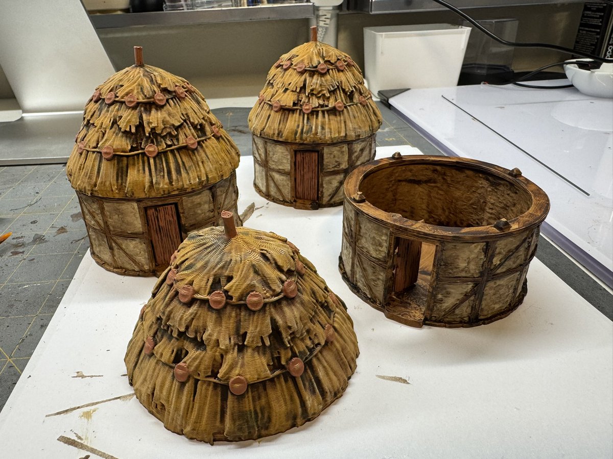 Quick and dirty paint job for these small, round huts for #tabletop #games. Should go nicely for a farming community or even a lizardmen / bullywug #dnd encounter. Designed by #printblescenery.