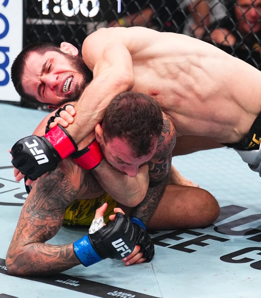 AliAbdelaziz00's tweet photo. When Islam close his hand, everything in your life finish, we never seen anyone like him @MAKHACHEVMMA https://t.co/pUv1lQTKC7