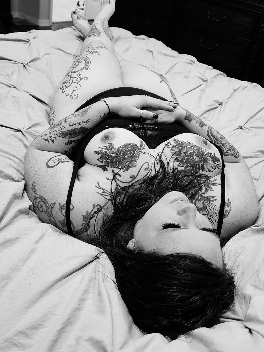 The_ToryKnight's tweet photo. Tit's and tats 🤭 https://t.co/1bAQE15NIi