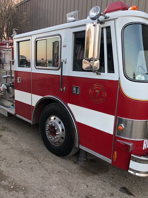 MattSeedorff's tweet image. NEW: Two people from Oregon were arrested inside the Palisades Fire zone for impersonating firefighters.  Police say they had a fire truck which was bought in an auction, were wearing CAL-Fire t-shirts, and claimed to be with “Roaring River FD”… which doesn’t exist.