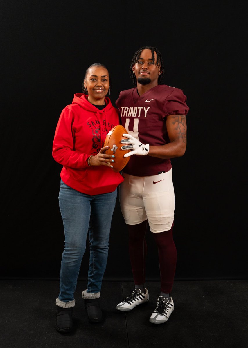 CarmeloRatliff_'s tweet photo. After a great visit, I’m blessed to receive an offer from @CoachGezella @JerhemeUrban83 @coachsis @Ace03MikeG @the_IV_coming https://t.co/gMQw0lkG6X