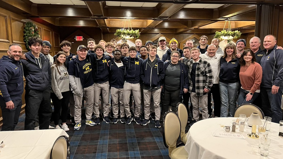 umichwrestling's tweet photo. Many thanks to the wonderful Striggow family for their Minnesota hospitality. Stopped for a great team dinner on the way home. https://t.co/jnx5kYxCHK