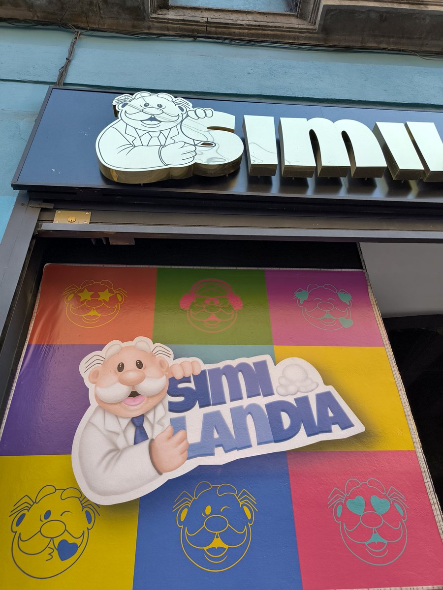 MissTmptn's tweet photo. ¿Cómo que existe #Similandia y nadie me había contado? 🤣🤣🤣🤣
En el centro de #CdMx encontré la meca del doctor #Simi, te venden los muñecos, los trajes y los tenis de @PanamOficial https://t.co/vY7YFAyaiE