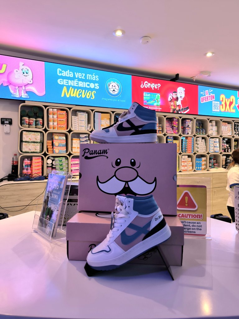 MissTmptn's tweet photo. ¿Cómo que existe #Similandia y nadie me había contado? 🤣🤣🤣🤣
En el centro de #CdMx encontré la meca del doctor #Simi, te venden los muñecos, los trajes y los tenis de @PanamOficial https://t.co/vY7YFAyaiE