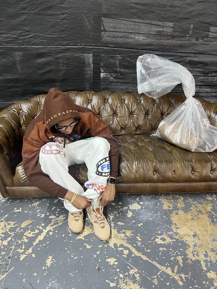 nasthegreat1k's tweet photo. Don’t slip on yo Pimpin’ it’s Mud in Houston 🌍 https://t.co/wYuCJXPZkb