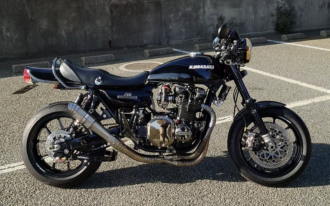 【盗難バイクを探してます】

※各部メッキパーツが薄茶色です。

車両種類：KAWASAKI 750RS Z2
ナンバー：習志野と3672
車体番号：Z2F−08990
受理番号：船橋警察署 87番
懸  賞  金：300万円

目撃時は車両画像を当方のDM､110番連絡をしてくださると助かります。

#拡散希望 #バイク盗難 #懸賞金