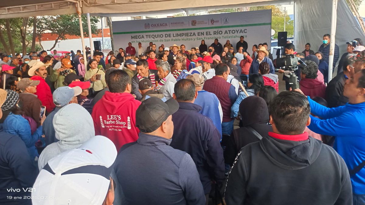 rigobertoloar's tweet photo. EL GOBERNADOR, SALOMÓN JARA CRUZ, PRESIDIO  EL MEGATEQUIO  DEL SANEAMIENTO DEL RÍO ATOYAC.
Verónica Reyes López , Jaime López Gómez, autoridades municipales y Comunales de San Pablo Huitzo y San Fco. Telixtlahuaca.
Empleados del gobierno estatal estatales y sectores sociales. https://t.co/C8KTuGewiQ