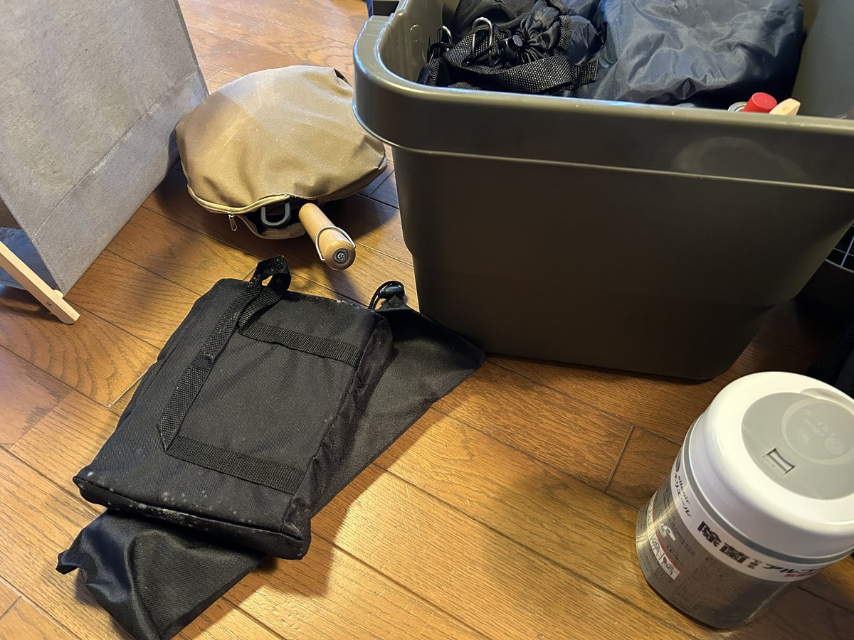 yo_kun_com's tweet photo. 車中泊用小コンテナ、キャンプ用大コンテナと分けているのですが朝一からメンテ兼ねて掃除中です。
もっとコンパクトにしたいですが😂
でもスタッキング楽しい👍

車内でしてたのですが寒いのと #riverpro が寒いと調子悪いので家に逃げてきました🥶冬場毎回SOC校正してる気がする。
#5万円で買った車 https://t.co/qu5yjxYfEU