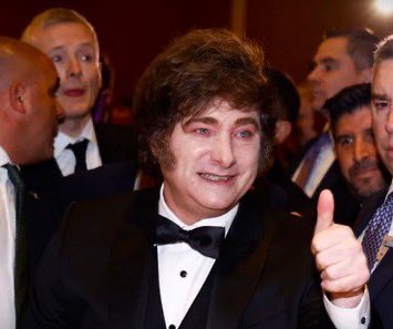 Sabias q se iba a recontra pudrir mal cuando el pingüino caía así a la gala organizada por Bruce Wayne