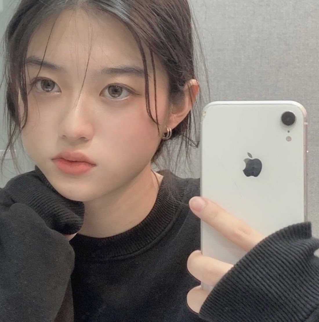 minjuspic's tweet photo. this iconic predebut selca ⋆˙⟡ https://t.co/5mKxFq11aC