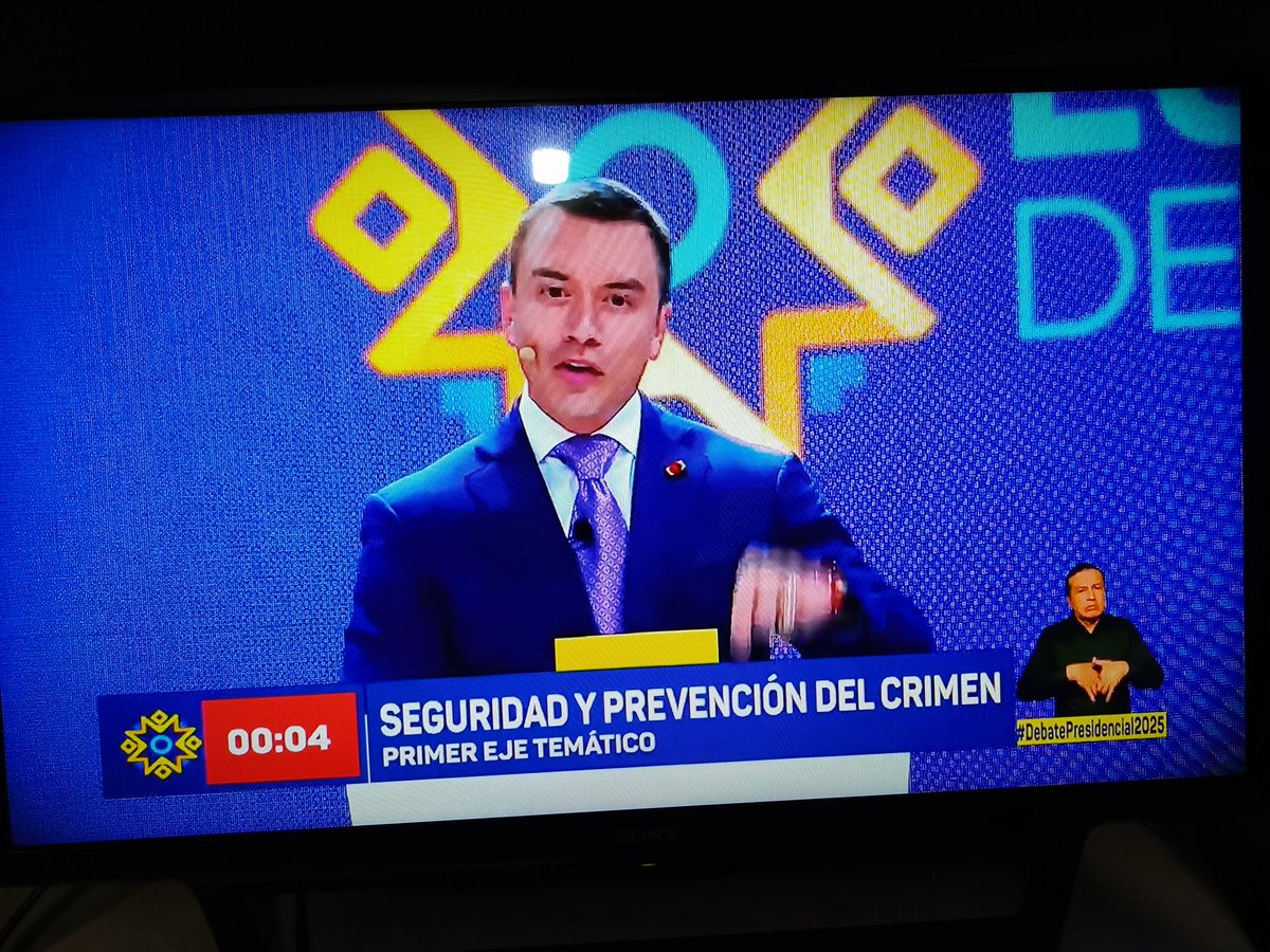patocamachoup's tweet photo. Noboa #NoSabe los nombres de los niños asesinados en #Guayaquil, y sin embargo quería declararlos #HeroesNacionales. Para tomarle la lección está el #ProfeJorgeEscala https://t.co/9KpiitqZOC
