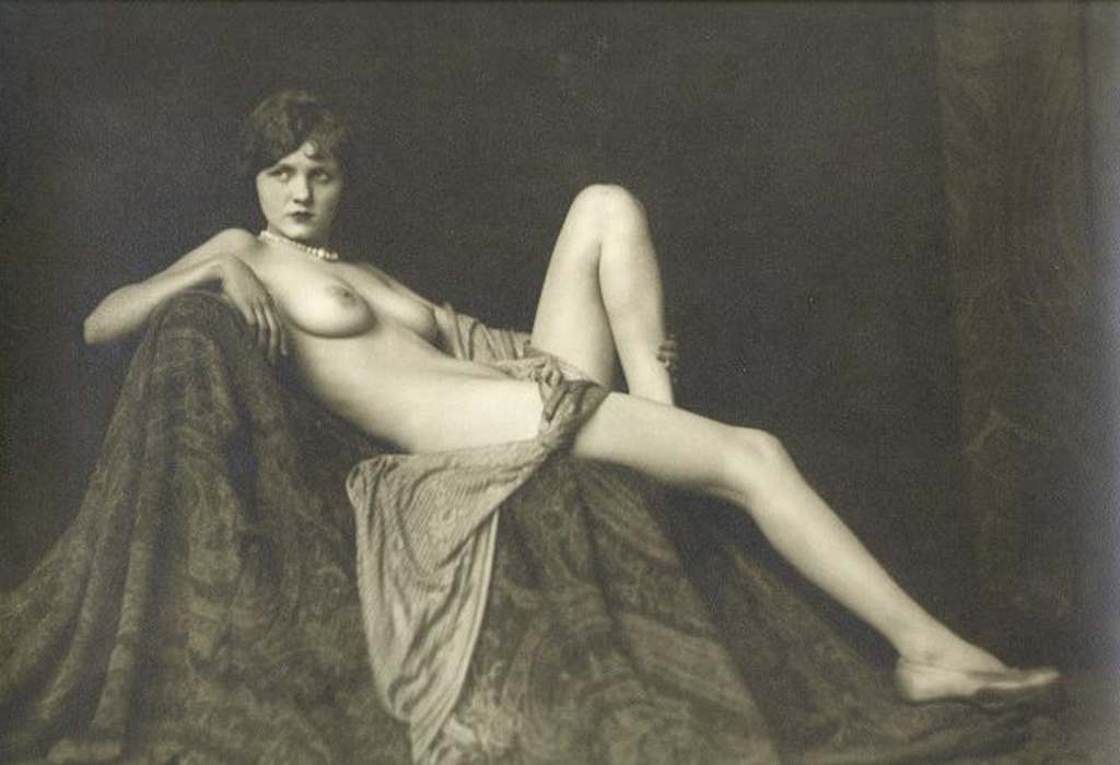 Patrickvancalck's tweet photo. @EverydayCheney do you know who this ziegfeld girl is? https://t.co/hbhh0duvIt