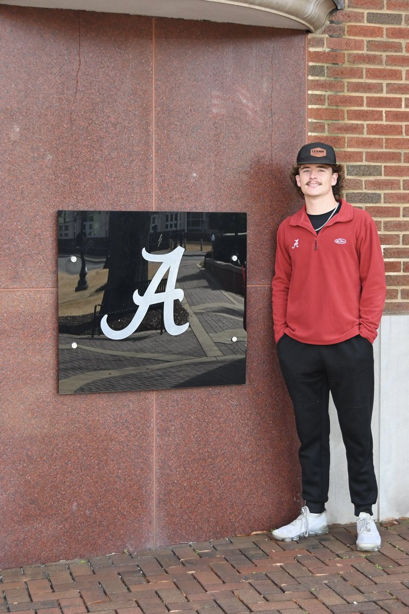 RileyBurger25's tweet image. Had an amazing visit at the University of Alabama yesterday. Thankful for all the coaching staff and for their hospitality. And it was great catching up with my boy @ivantay2four1!!