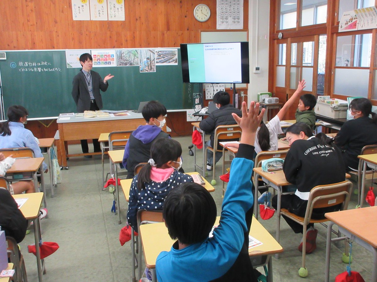 marumatsubussan's tweet photo. 小学校で出前授業を行いました！
国産メンマを題材に、放置竹林などの社会問題について子供たちと一緒に考えました✨

給食にも国産メンマが登場👀！！
「美味しかった！全部食べたよ！」などの声をいただきました😊

詳細はHPからご覧いただけます▼
https://t.co/AbmB0X6FLd https://t.co/hZglxMfg13