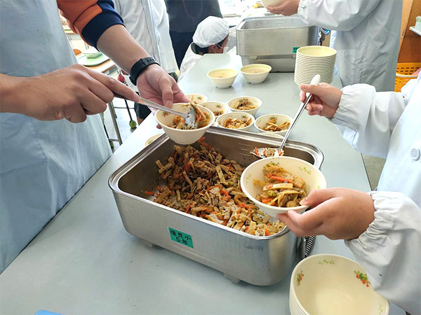 marumatsubussan's tweet photo. 小学校で出前授業を行いました！
国産メンマを題材に、放置竹林などの社会問題について子供たちと一緒に考えました✨

給食にも国産メンマが登場👀！！
「美味しかった！全部食べたよ！」などの声をいただきました😊

詳細はHPからご覧いただけます▼
https://t.co/AbmB0X6FLd https://t.co/hZglxMfg13