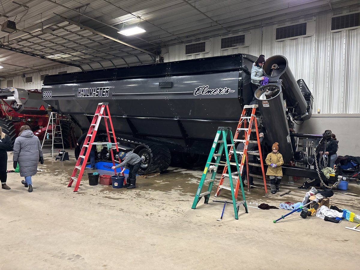 moegtoos's tweet photo. Come see ⁦@elmersmfg⁩ at ⁦@MBAgDays⁩ . Thanks to Carberry 4H Beef Club for shining our HaulMaster 3000 https://t.co/6AholmN6p7