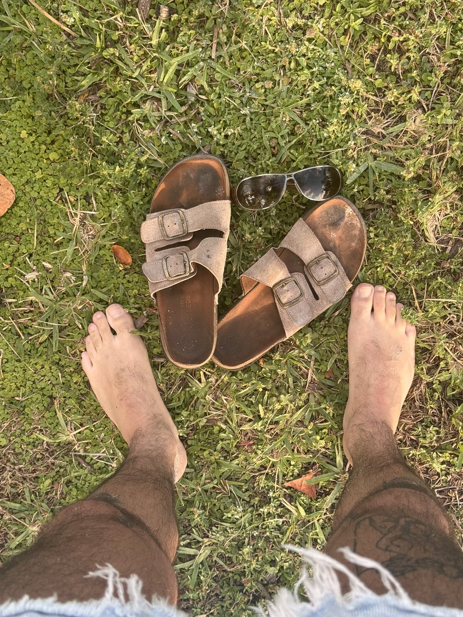 ThorinEmerald's tweet photo. Footziesss https://t.co/5S0LSXybEs