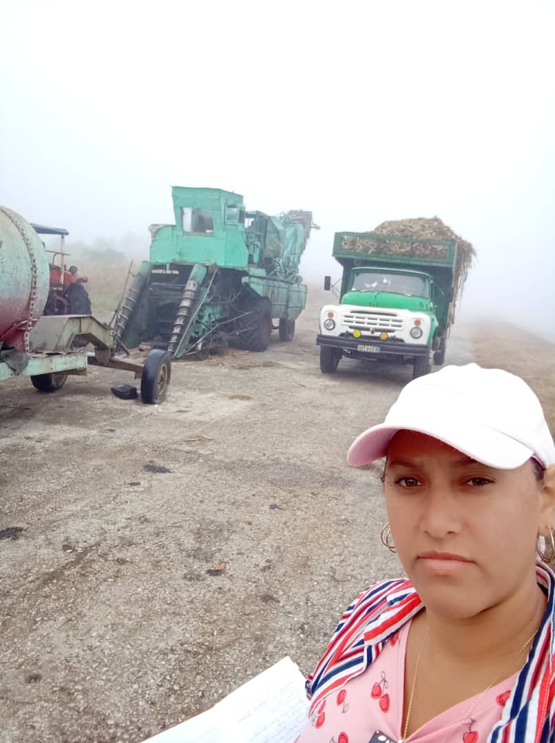 RodriguezM68855's tweet photo. Controlan  autoridades en #Taguasco la zafra azucarera desde los pelotones cañeros ,la fuerte neblina no impide que estos hombres y mujeres sigan dando el máximo para asegurar la molienda.#SanctiSpíritusEnMarcha @AlexisLorente74 @AidaDiazFernnd1 https://t.co/pYGY1cFnlO